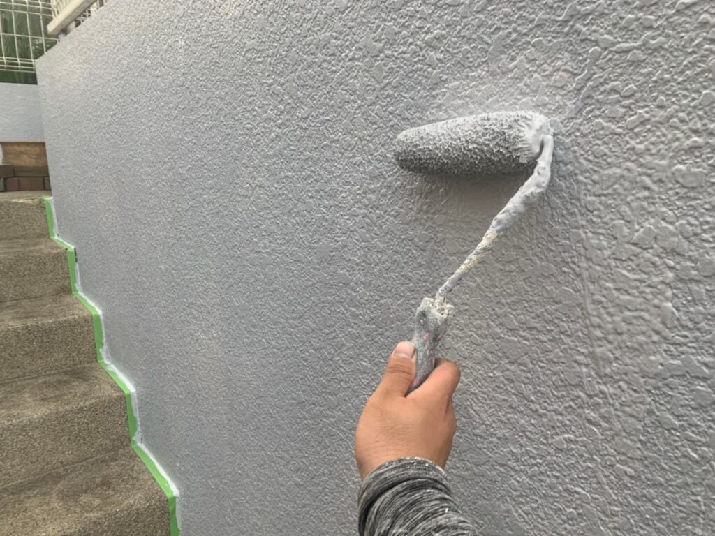 塀塗装　上塗り　施行中