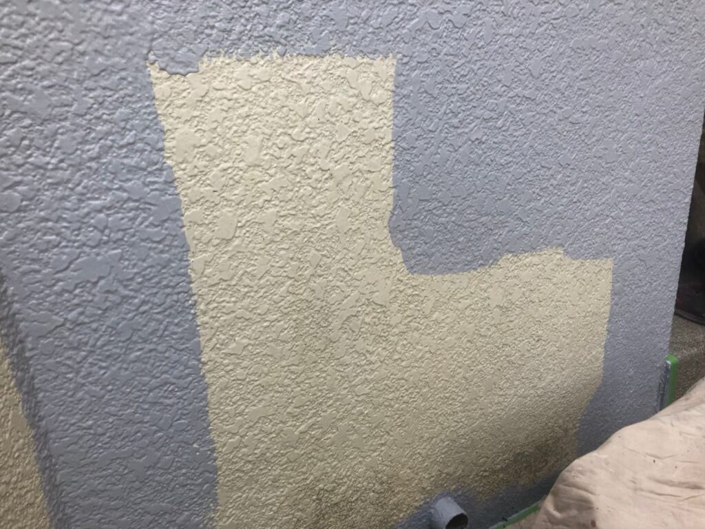 塀塗装　中塗り　施行中